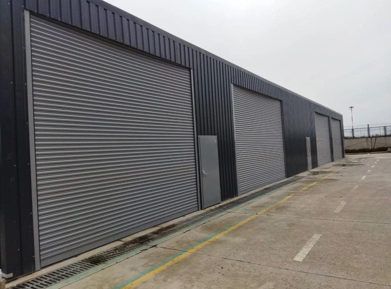 Depo ve fabrika binası için üretilen gri endüstriyel kepenk sistemleri