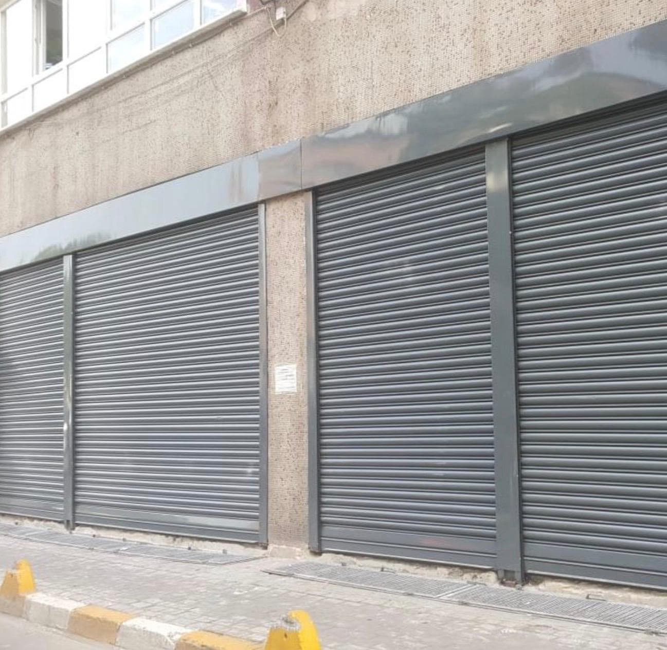 İşyeri cephesine uygulanan antrasit renkli otomatik dükkân kepenkleri